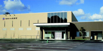 虹のホールはまだ外観