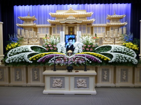 白木祭壇　１７尺袖付生花